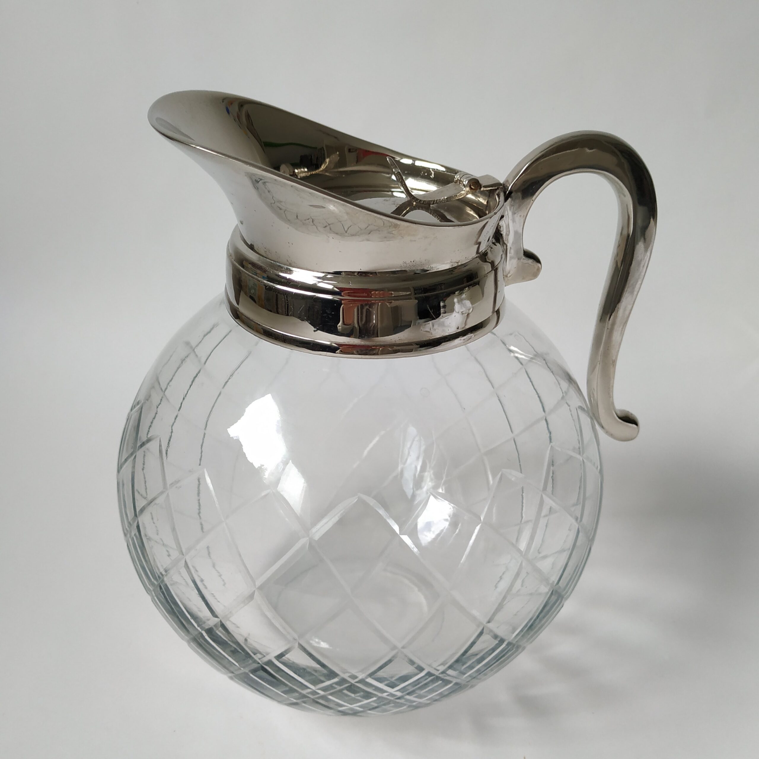 Waterkan-sapkan van glas met chromen handvat en schenktuit – inhoud 2 liter – hoogte 21 cm (1)