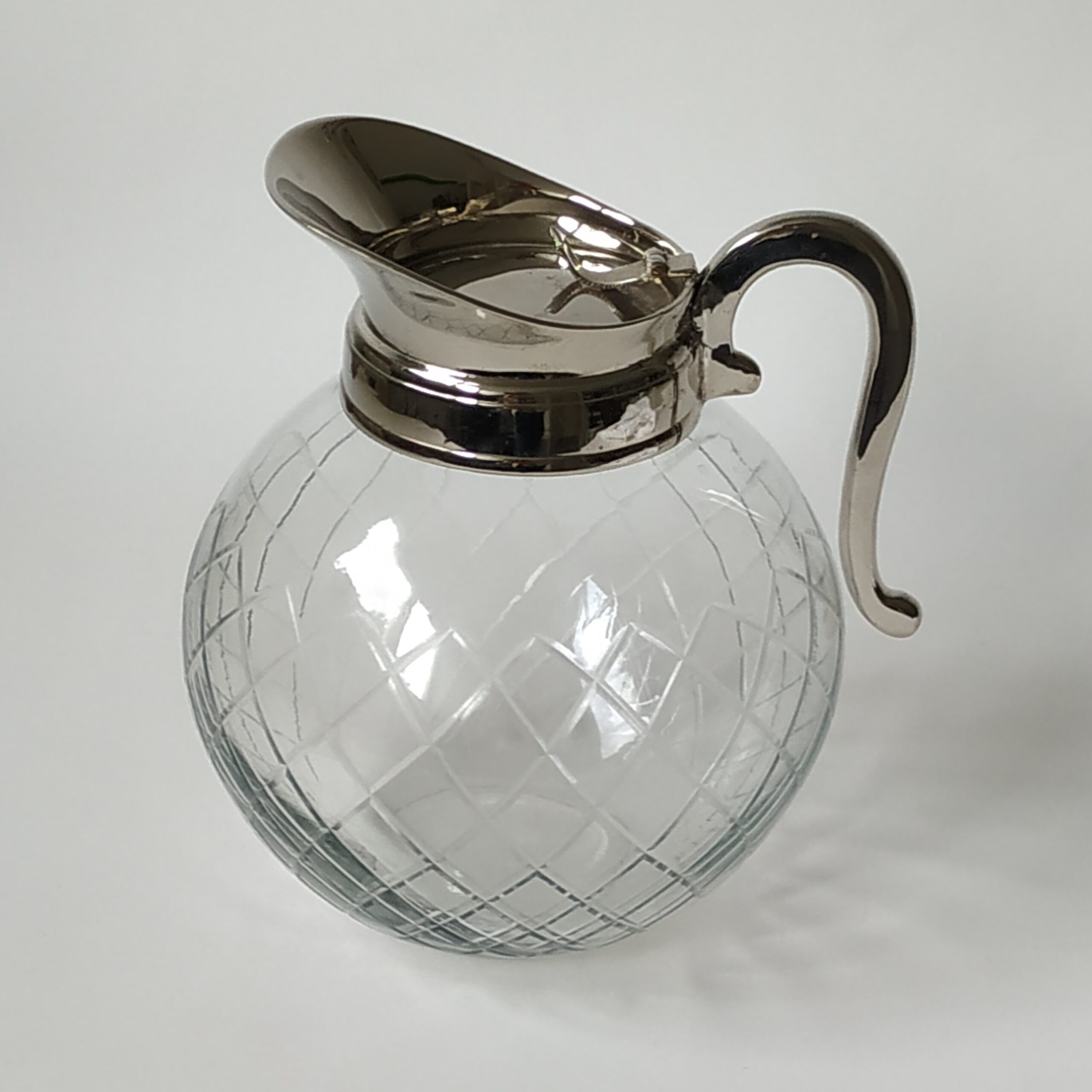 Waterkan-sapkan van glas met chromen handvat en schenktuit – inhoud 2 liter – hoogte 21 cm (3)