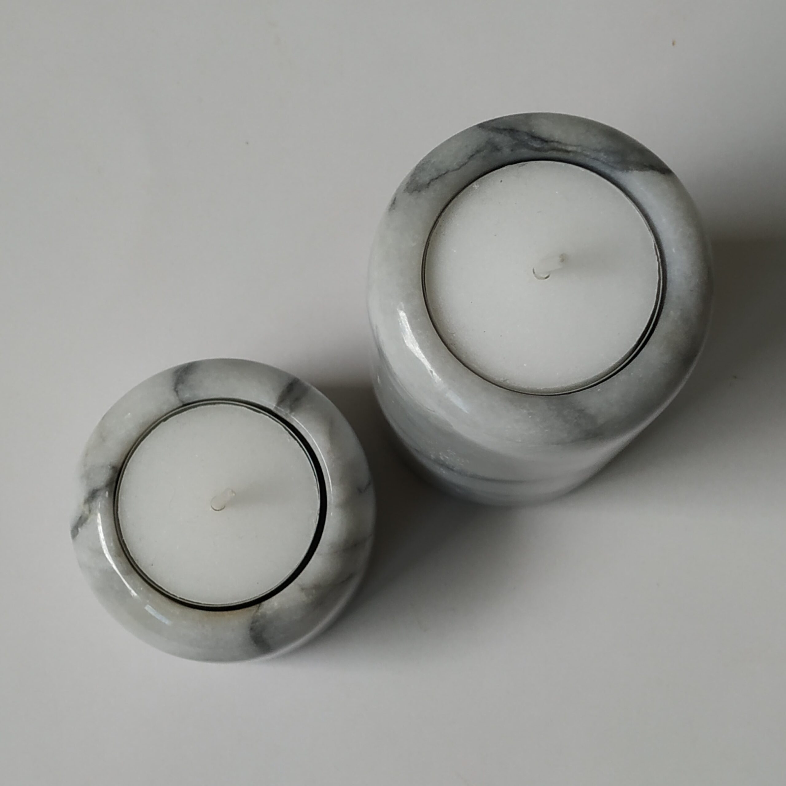 Waxinelichthouders van marmer – 2 stuks – hoogte 5 en 10 cm – diameter 6 cm (2)