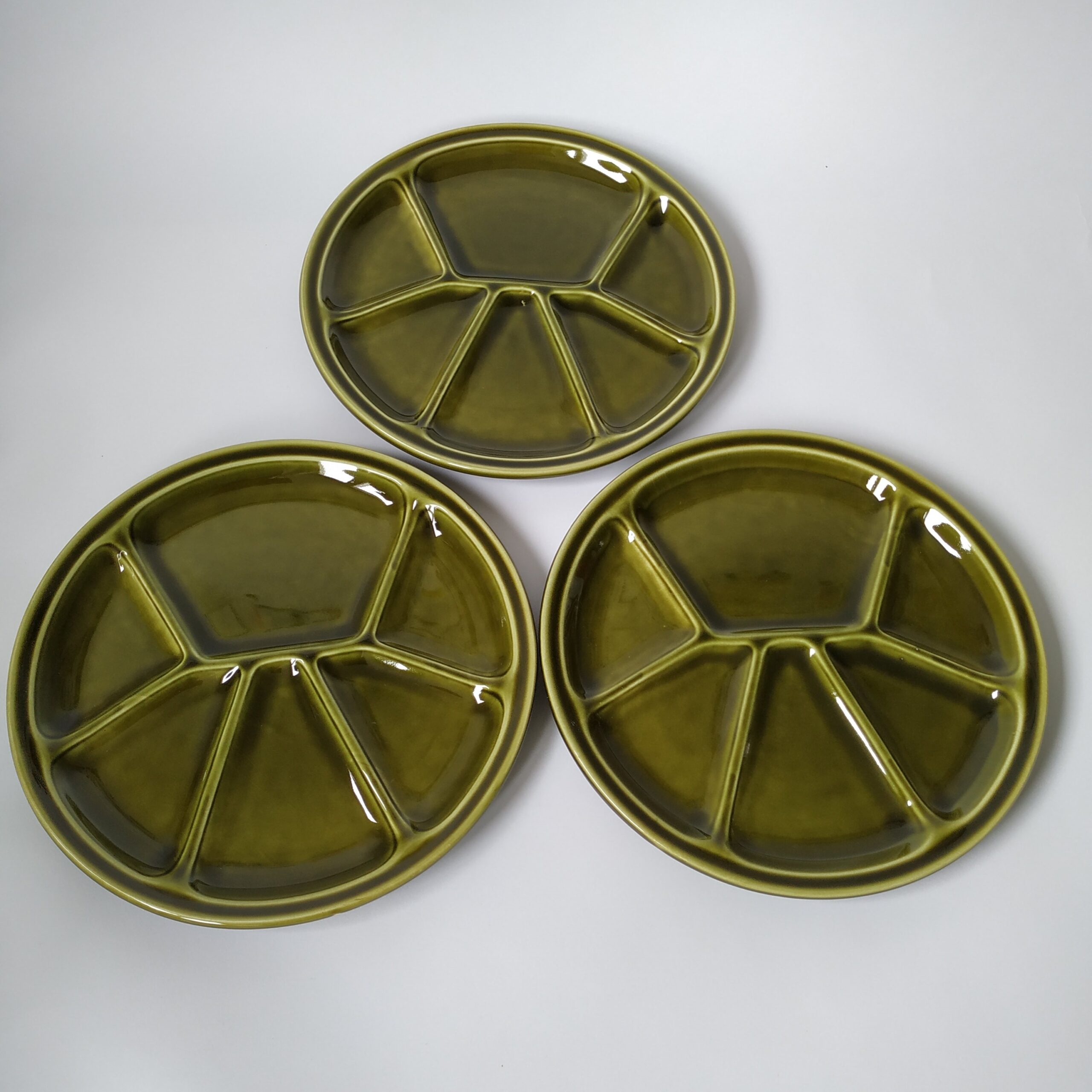 Fondue – gourmet borden Gien France – mosgroen 6 vakken – diameter 21,5 cm – 3 stuks (1)