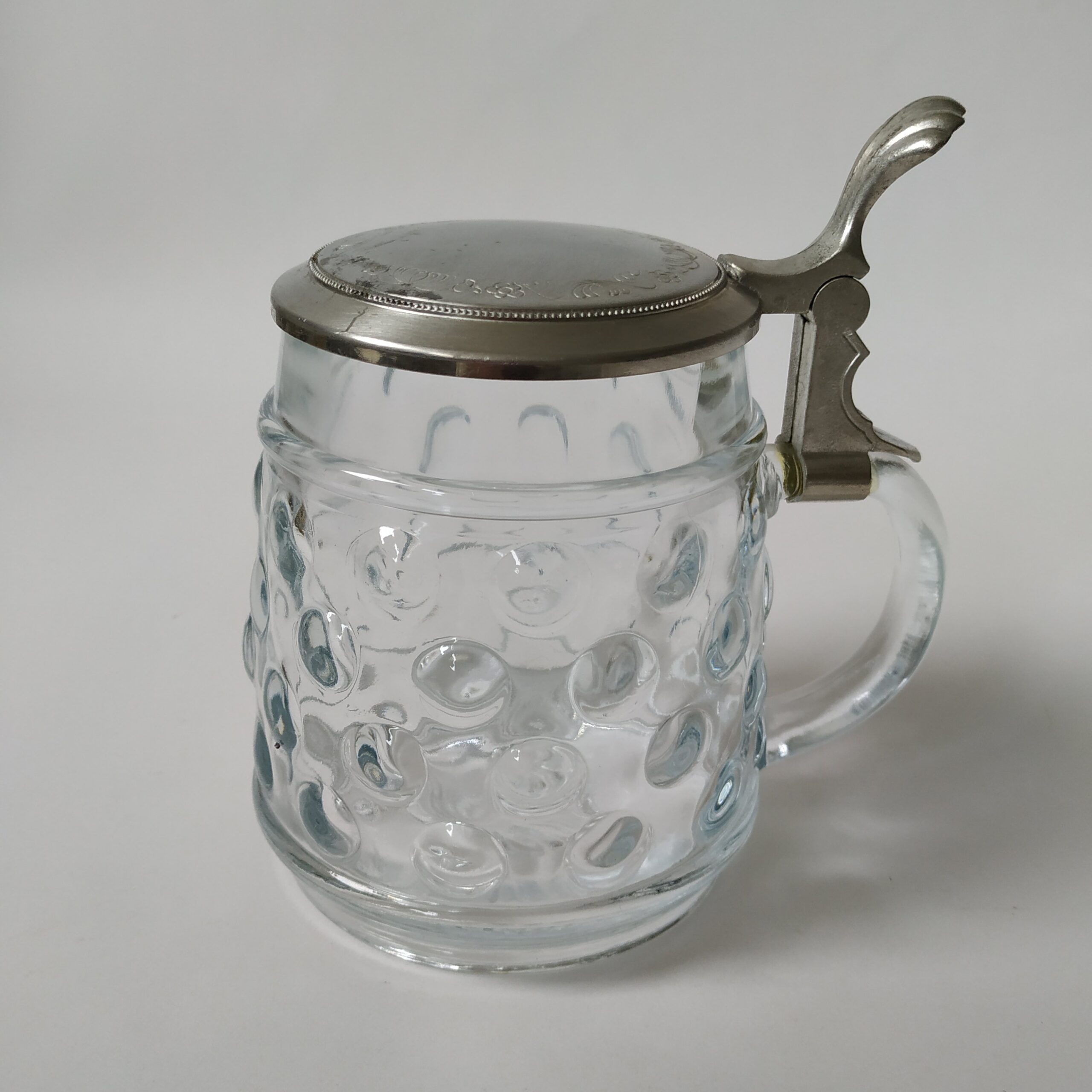 Vintage decoratieve glazen bierpul met deksel