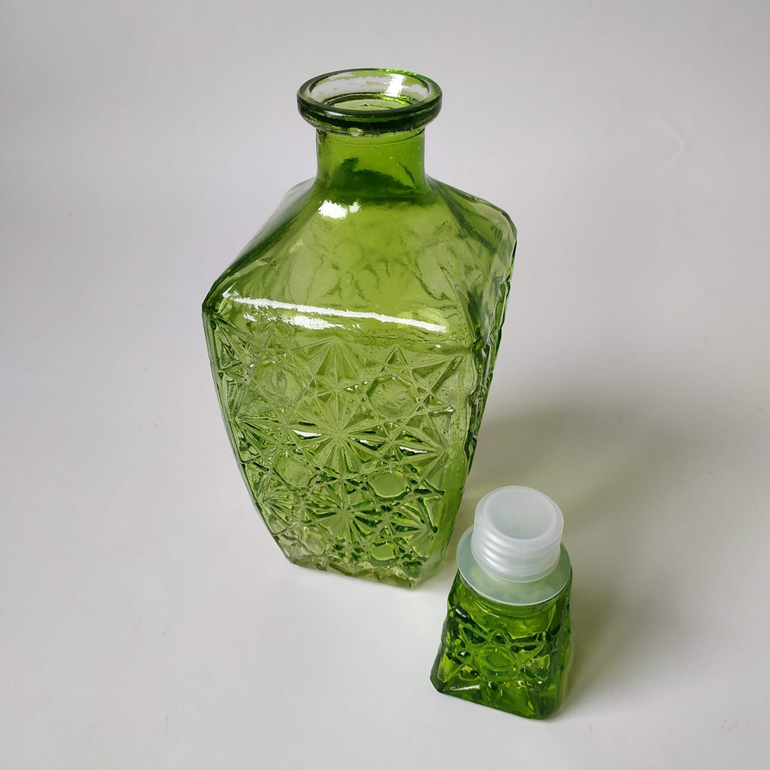 Karaf groen – fles met stolp – inhoud 750 ml – hoogte 25 cm (2)