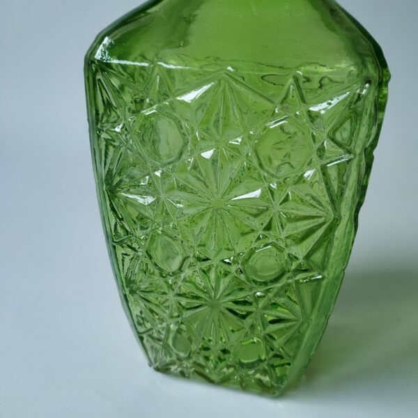 Vintage decoratieve groene karaf met een inhoud van 750 ml