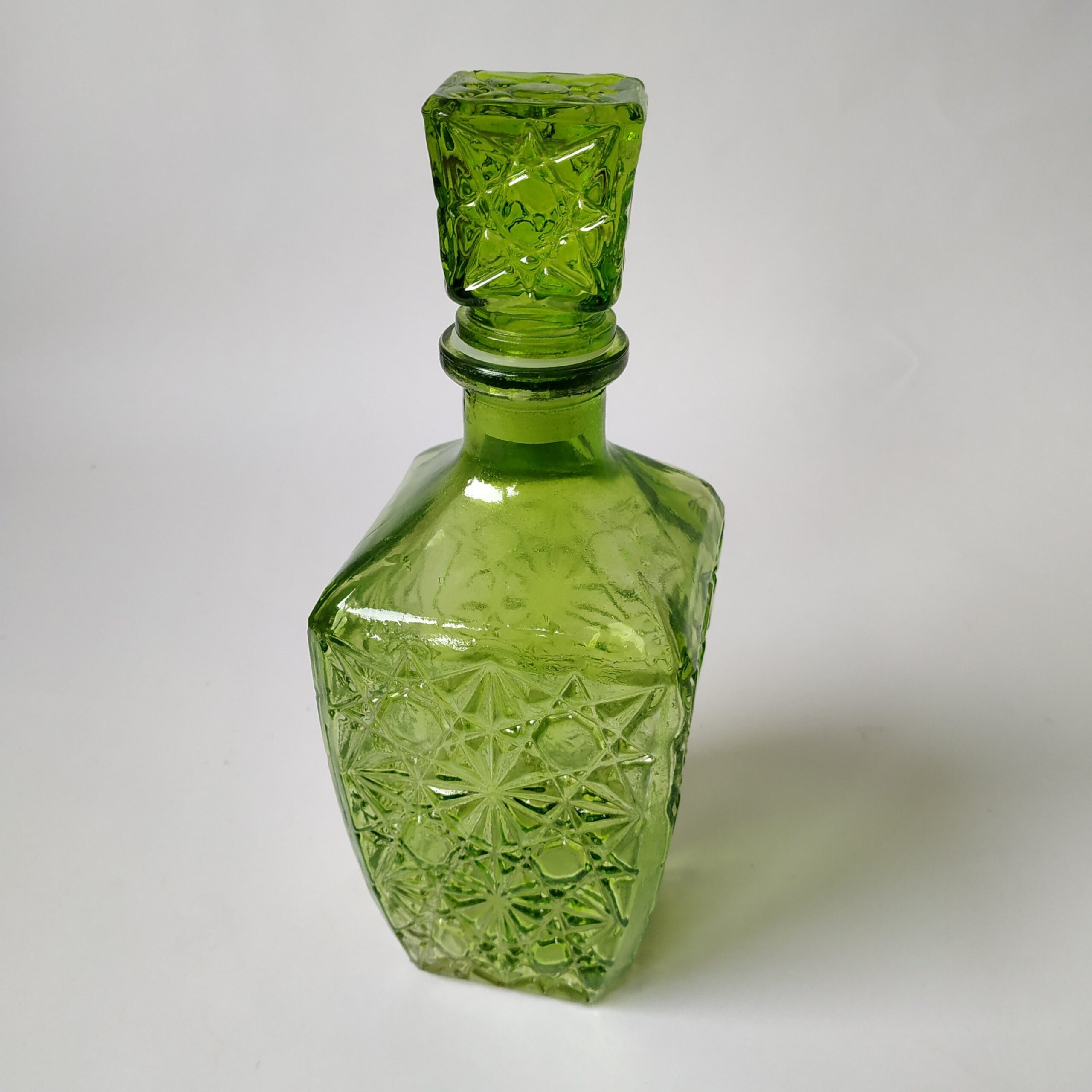 Vintage decoratieve groene karaf met een inhoud van 750 ml