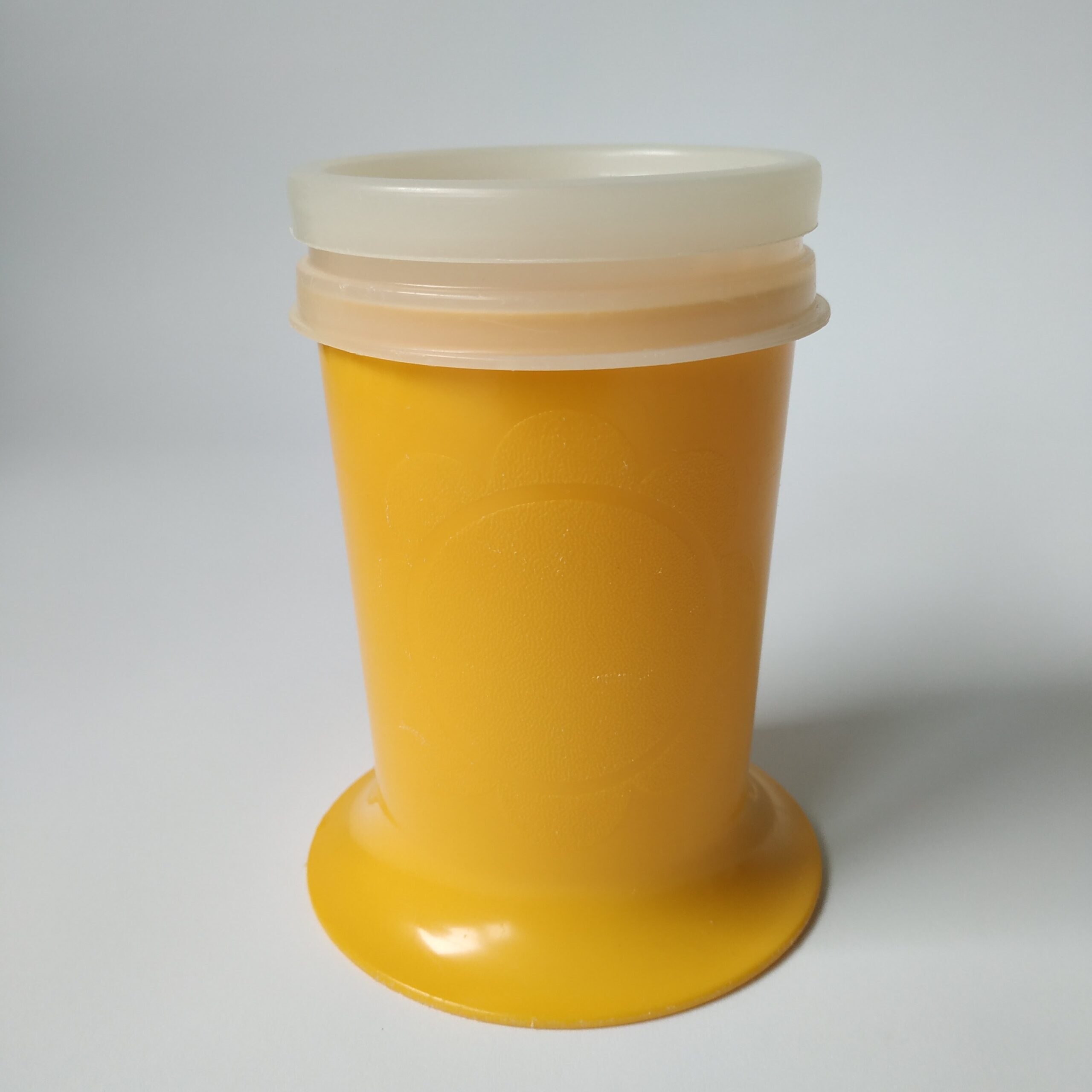 Kinderbeker Tupperware in de kleur geel – afsluitbaar – hoogte 11,5 cm (1)