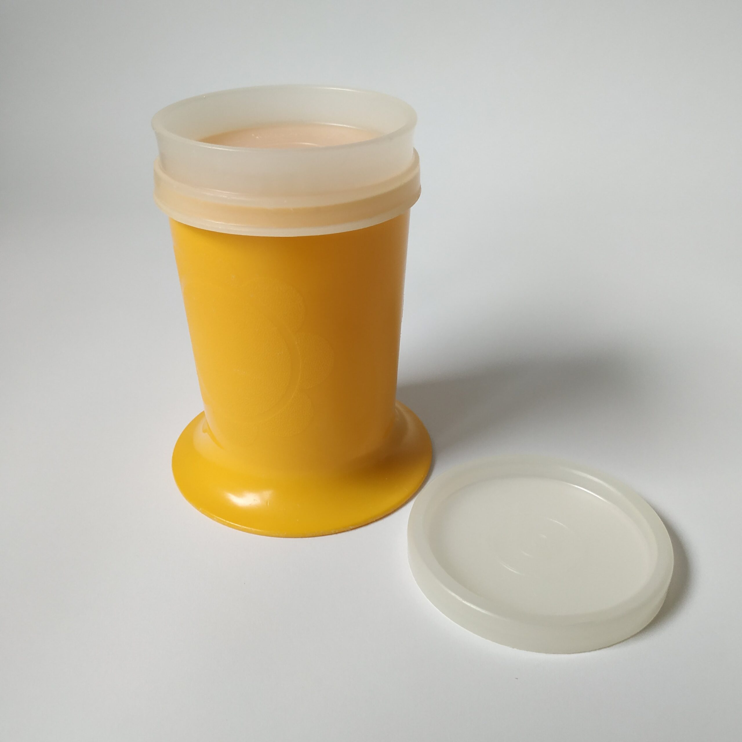 Kinderbeker Tupperware in de kleur geel – afsluitbaar – hoogte 11,5 cm (2)