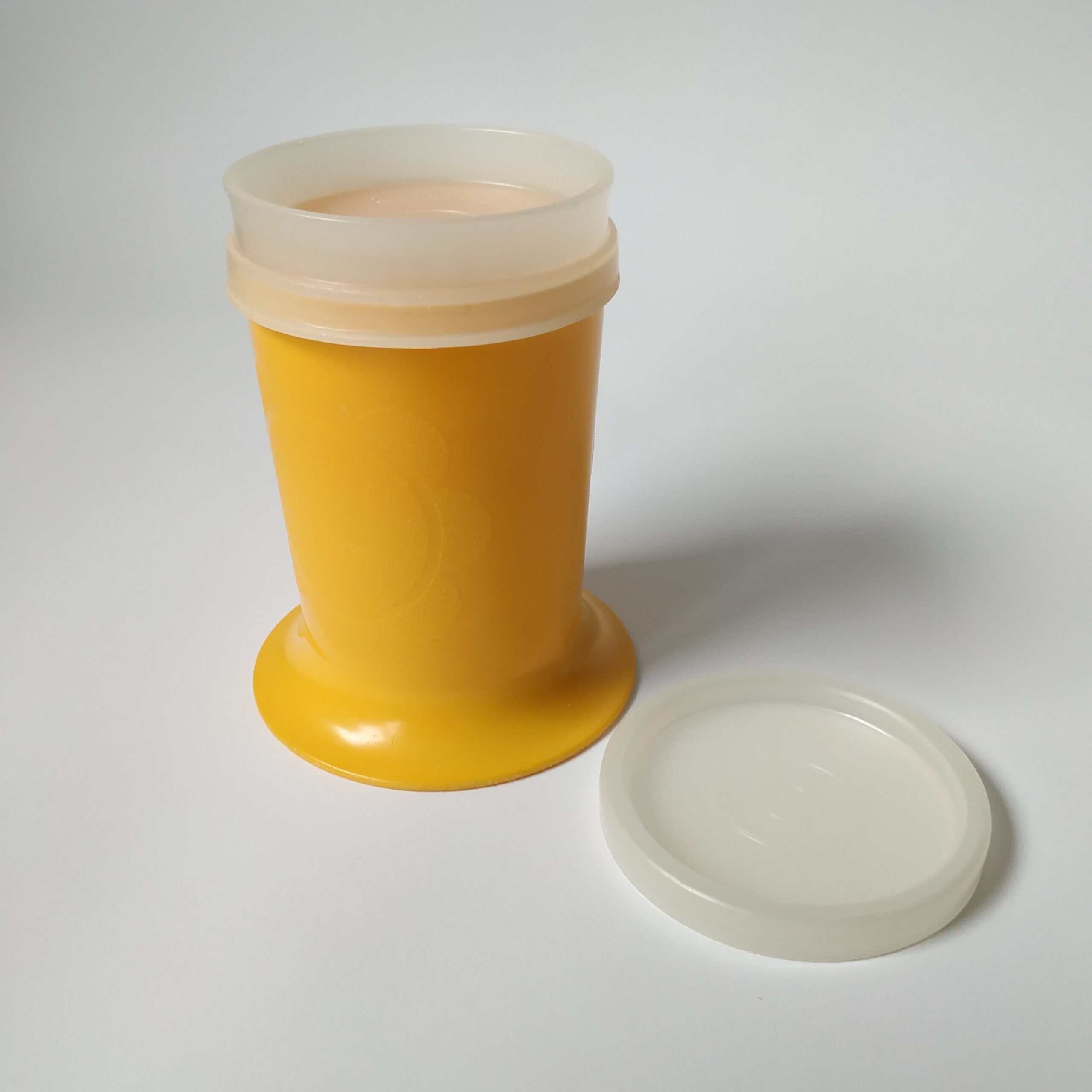 mild PapoeaNieuwGuinea Huichelaar Vintage Kinderbeker (afsluitbaar) Tupperware - Queens Vintage