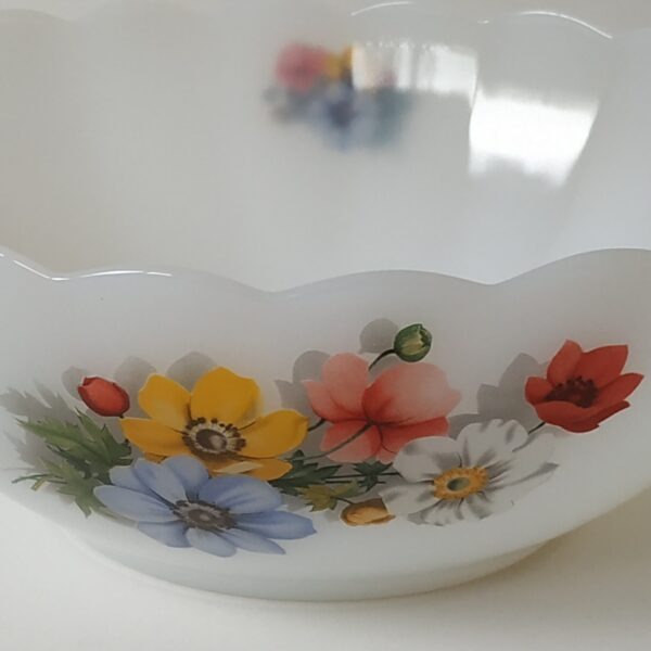 Vintage schaal van Arcopal France Anemones met schulprand