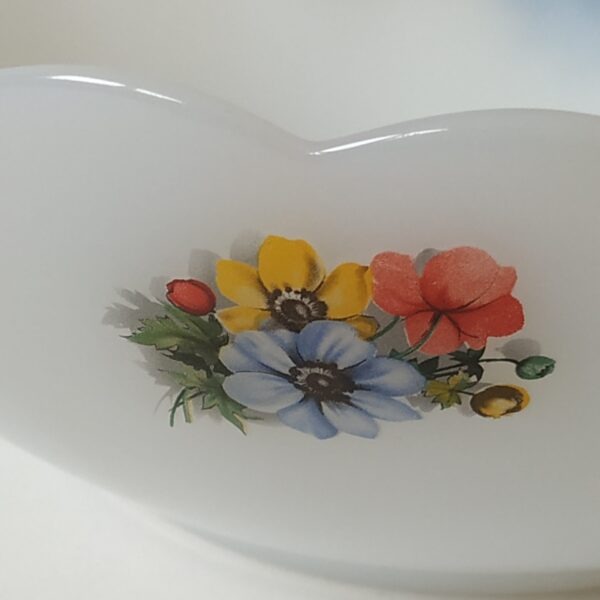 Vintage schaal van Arcopal France Anemones met schulprand