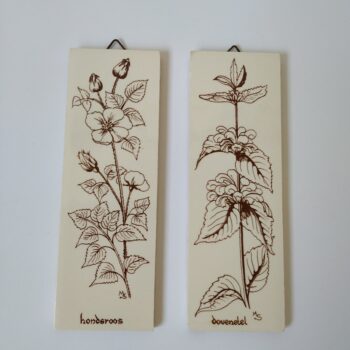Vintage wandtegels bloemen / planten Hondsroos en Dovenetel