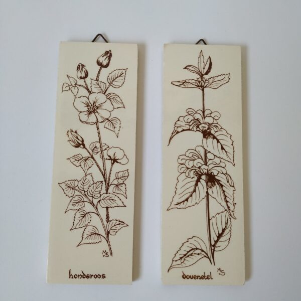 Vintage wandtegels bloemen / planten Hondsroos en Dovenetel