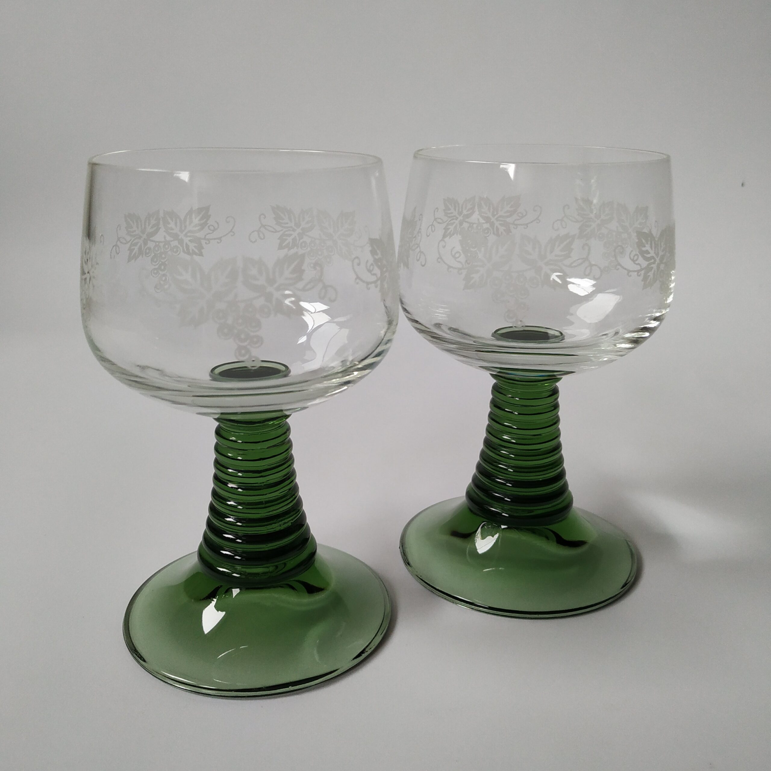 Wijnglazen – moezelglazen met groene voet – afbeelding druiventak – inhoud 200 ml (1)