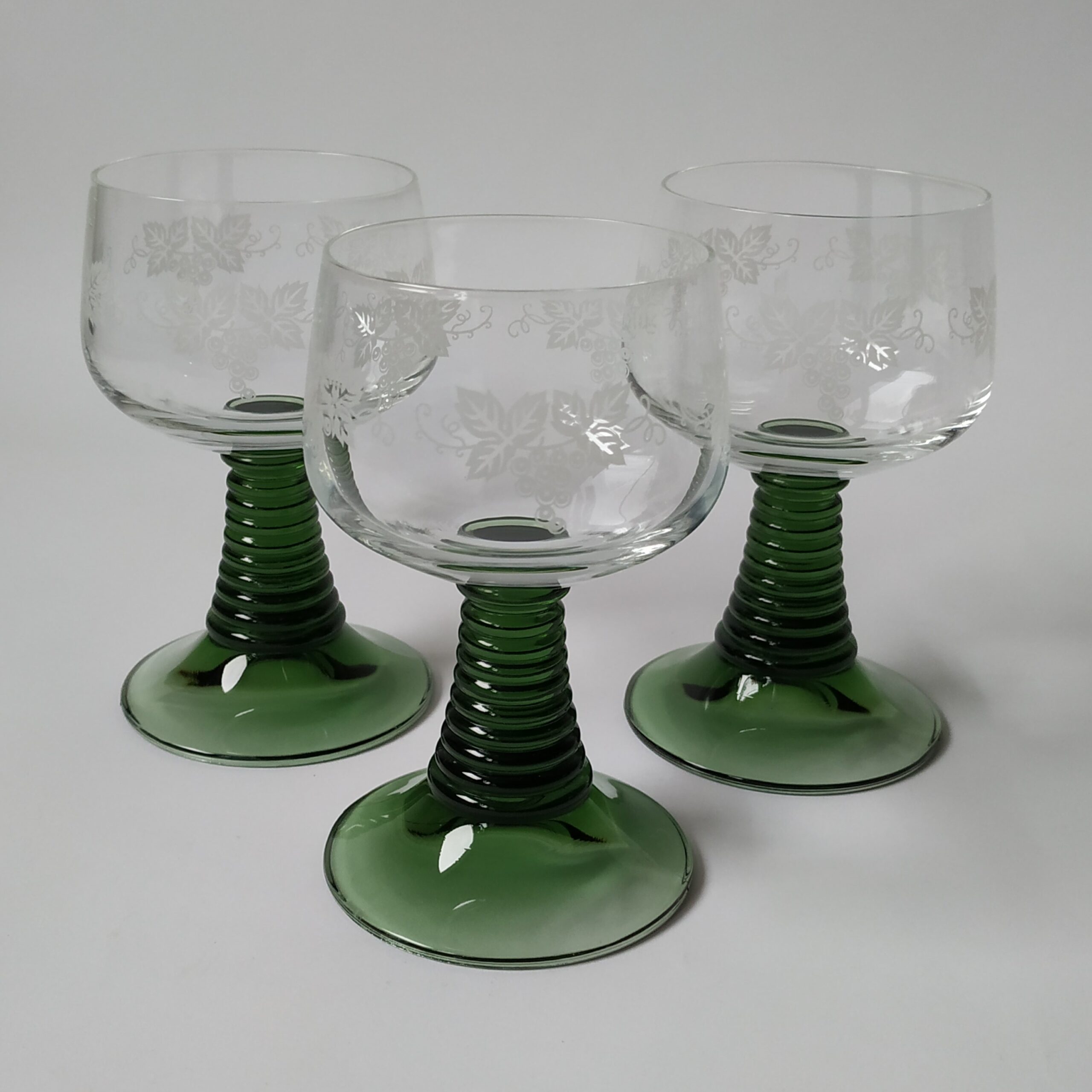 Wijnglazen – moezelglazen met groene voet en afbeelding druiventak – 3 stuks – inhoud 200 ml (1)