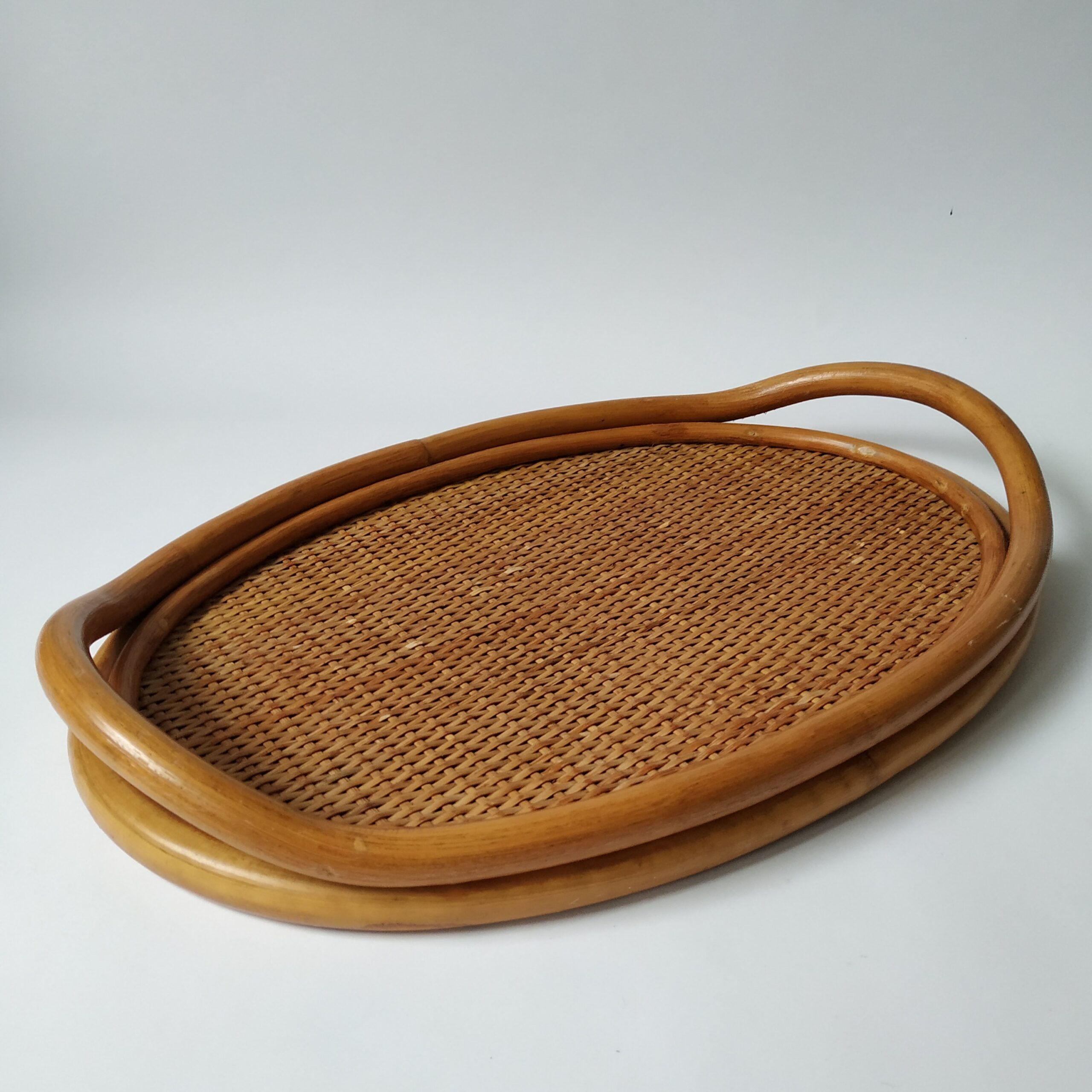 Vintage rotan dienblad met twee handgrepen