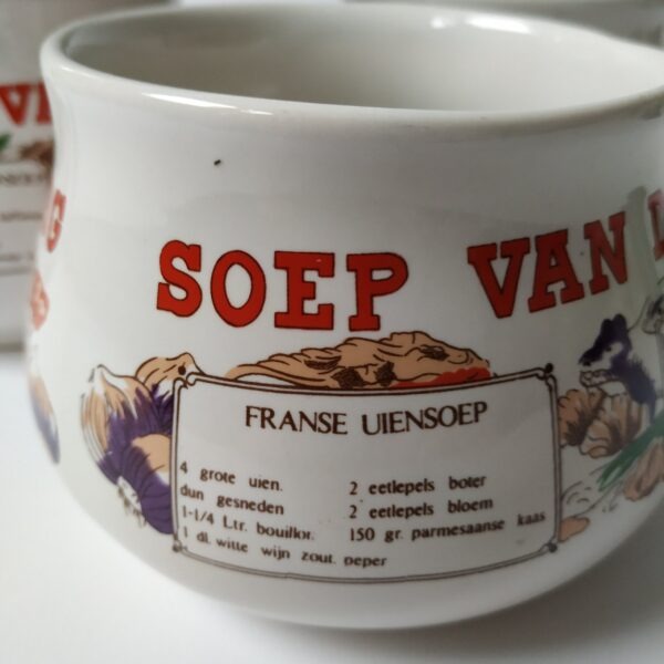 Vintage soepkommen met de tekst Soep Van De Dag