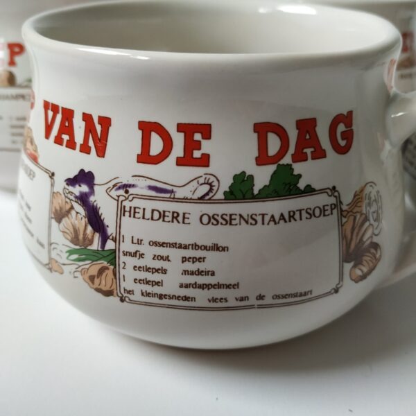 Vintage soepkommen met de tekst Soep Van De Dag
