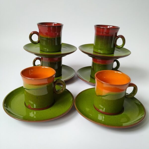 Vintage espressokopjes met schotel in een mooie kleur groen met oranje en rood