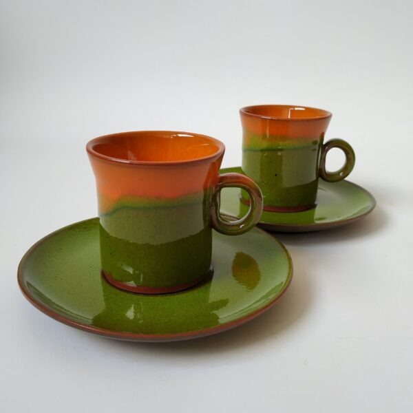 Vintage espressokopjes met schotel in een mooie kleur groen met oranje