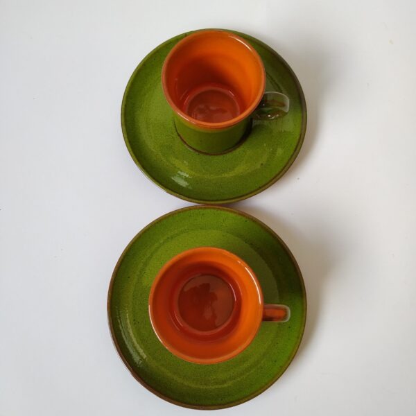Vintage espressokopjes met schotel in een mooie kleur groen met oranje