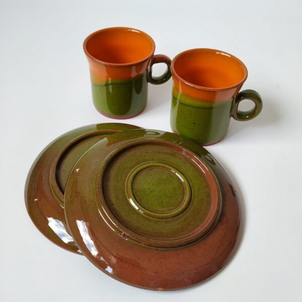 Vintage espressokopjes met schotel in een mooie kleur groen met oranje