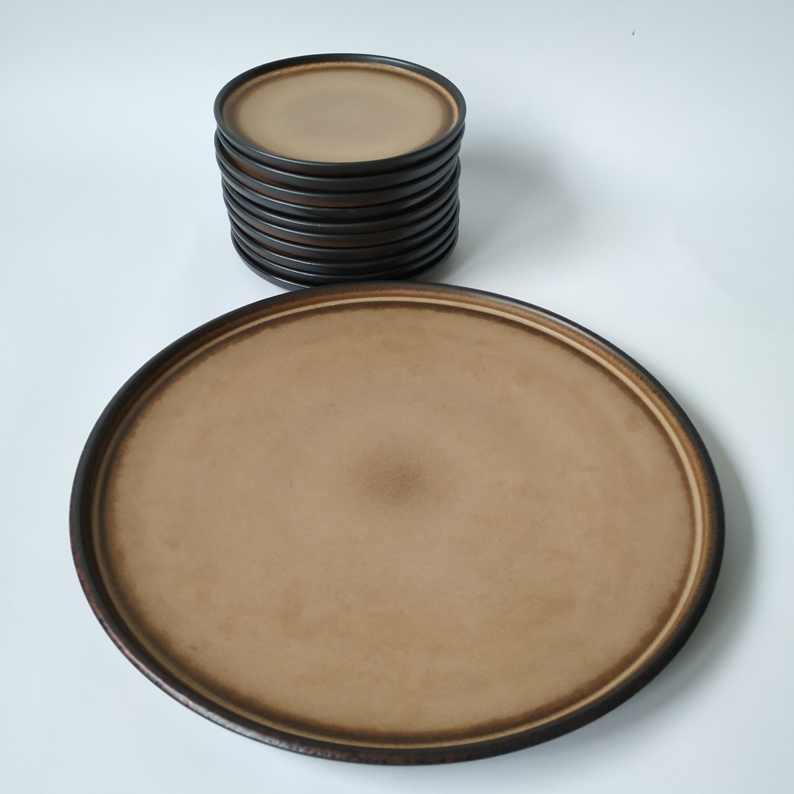 Gebakstel tinten bruin – 1 groot bord met 10 gebaksbordjes – diameter 29 en 14,5 cm (2)