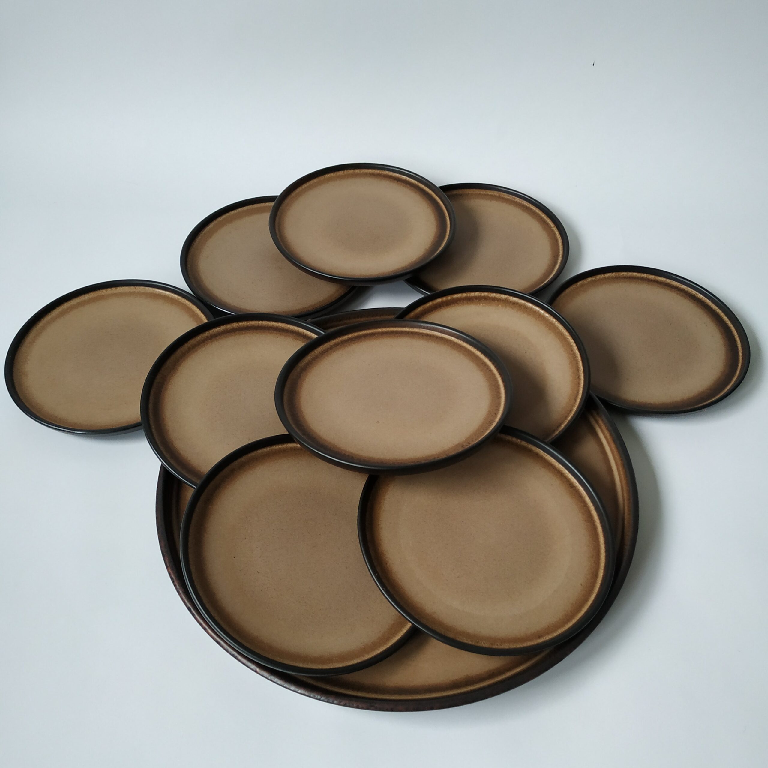 Gebakstel tinten bruin – 1 groot bord met 10 gebaksbordjes – diameter 29 en 14,5 cm (3)