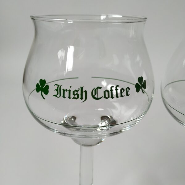 Vintage glazen Irish Coffee op voet