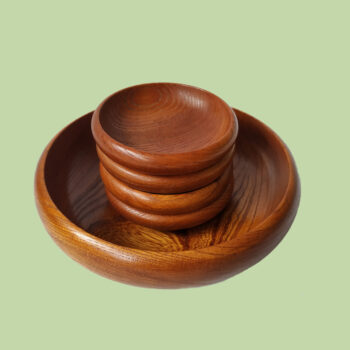 Vintage houten snackschaal met kleinere houten snackschaaltjes