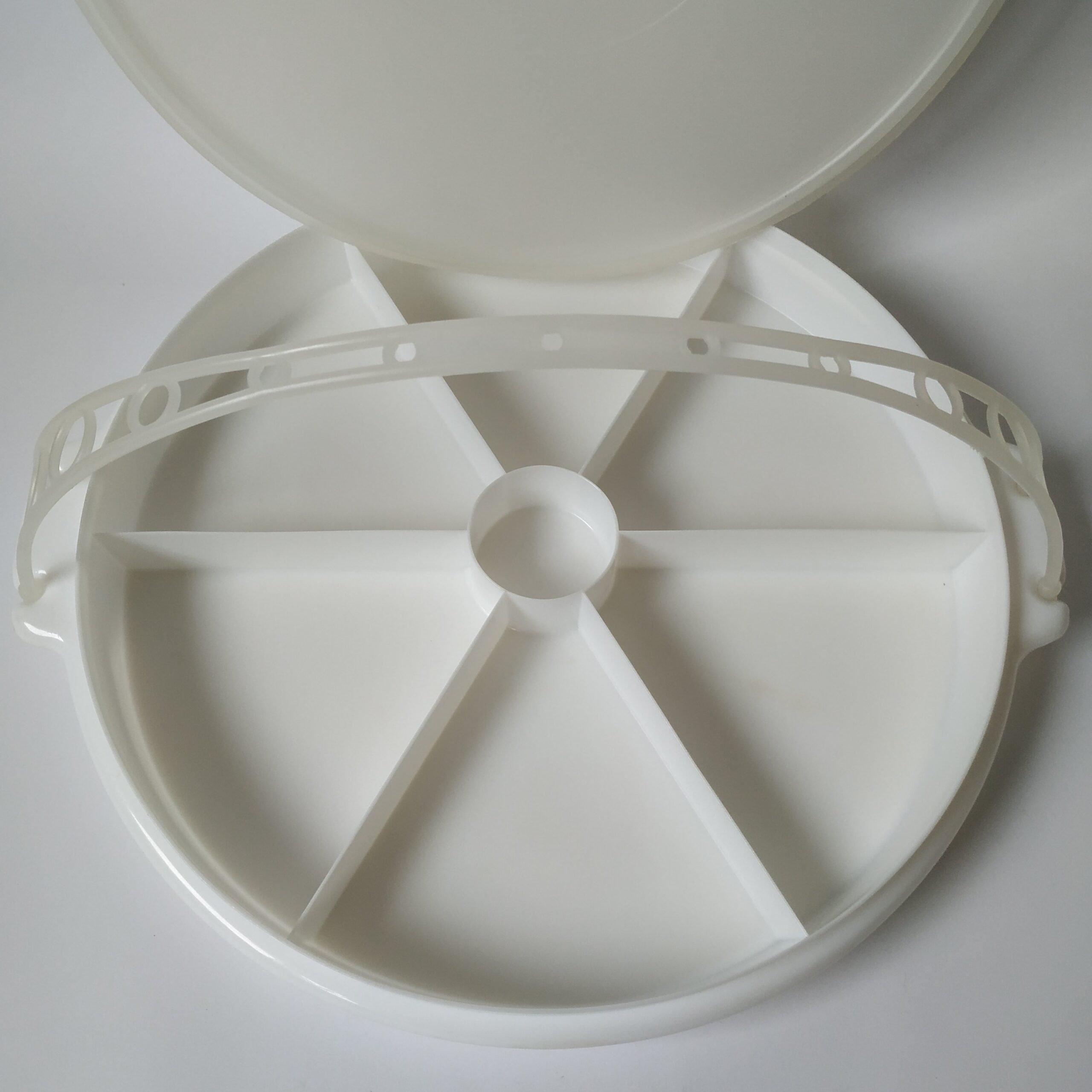 Snackschaal – partyschaal Tupperware met hengsel – kleur wit – diameter 32,5 cm (2)