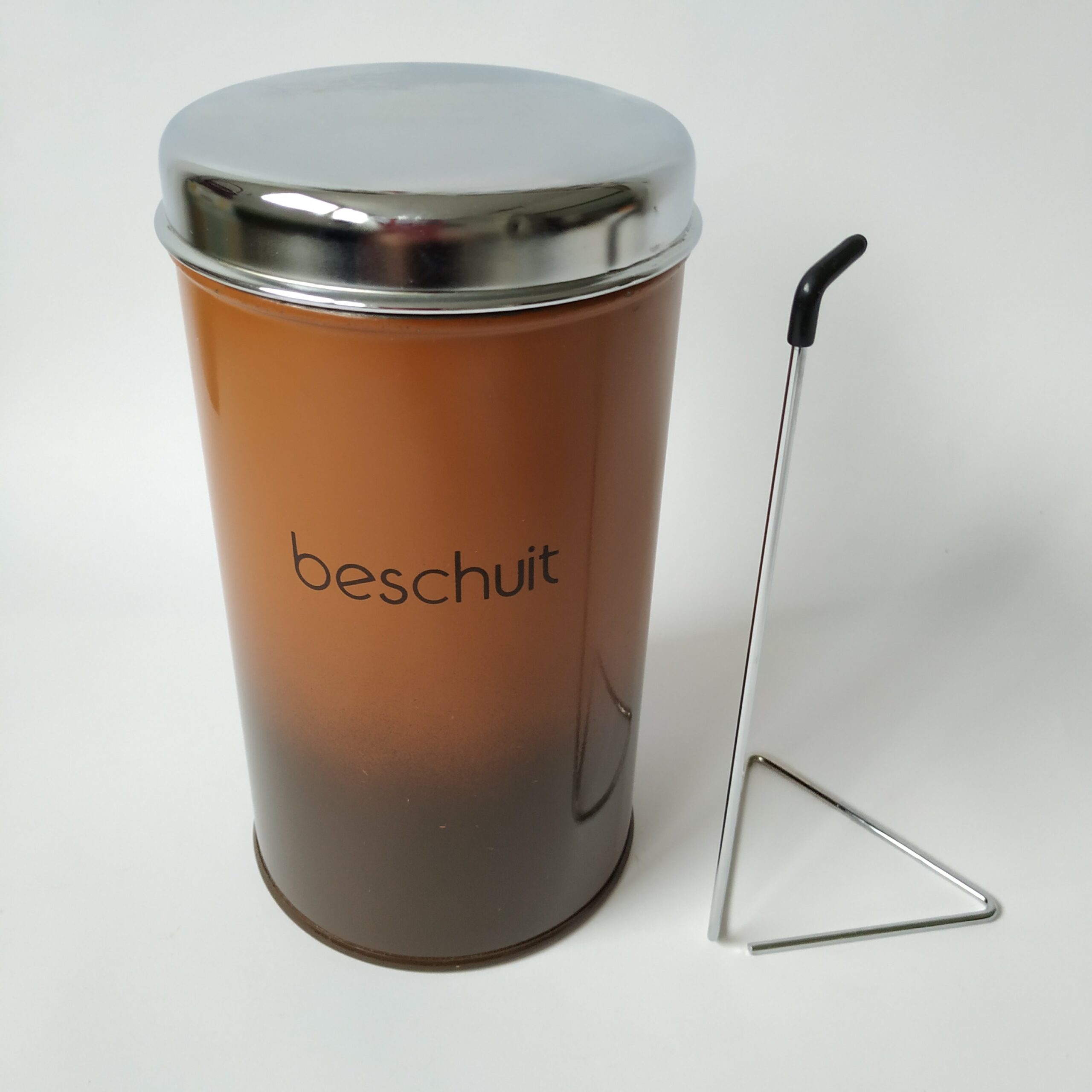 Vintage beschuitbus van Brabantia met een lift