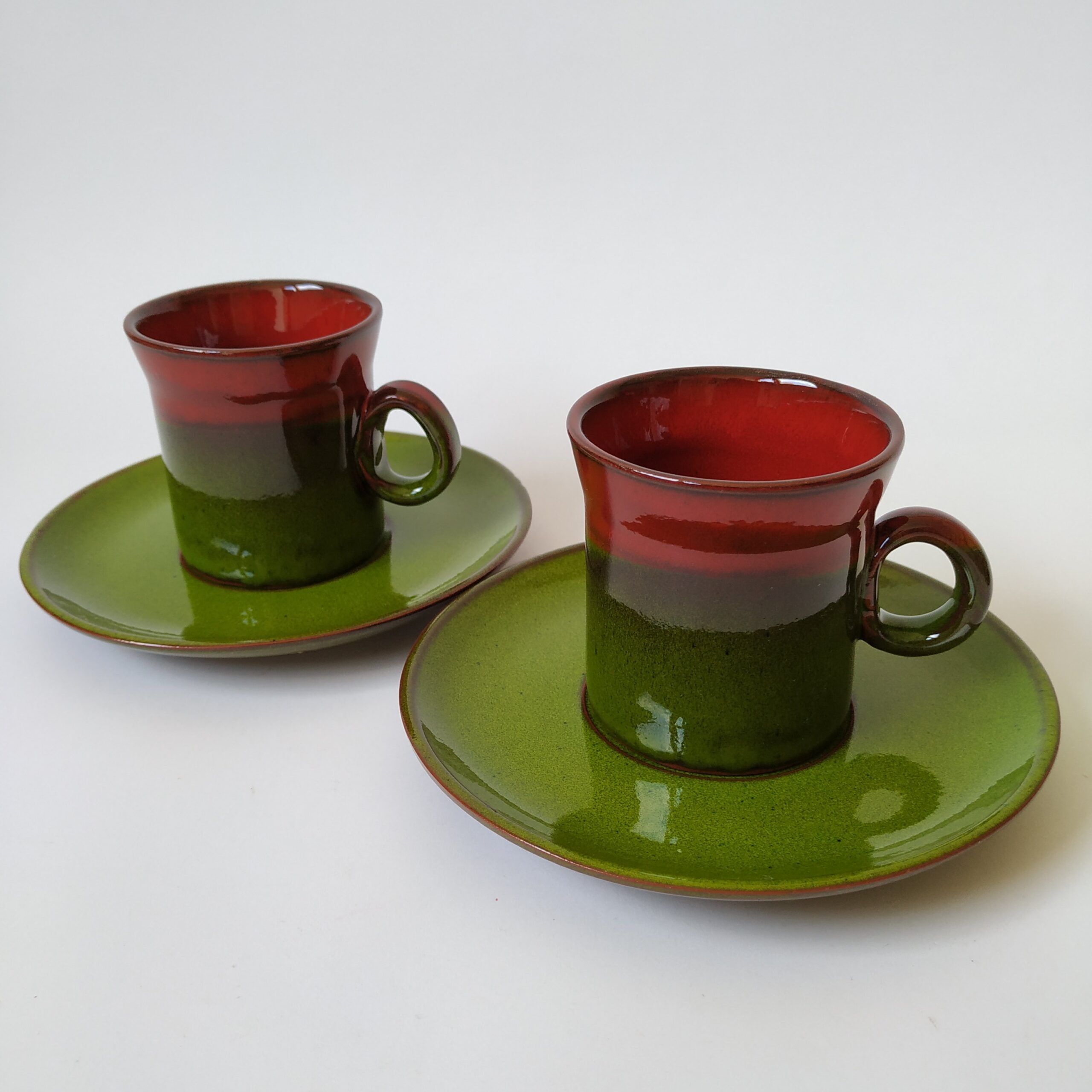 Vintage espressokopjes met schotel in een mooie kleur groen met rood