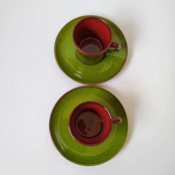 Vintage espressokopjes met schotel in een mooie kleur groen met rood