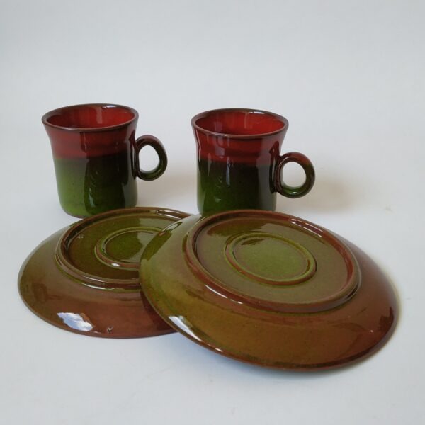 Vintage espressokopjes met schotel in een mooie kleur groen met rood