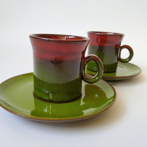 Vintage espressokopjes met schotel in een mooie kleur groen met rood