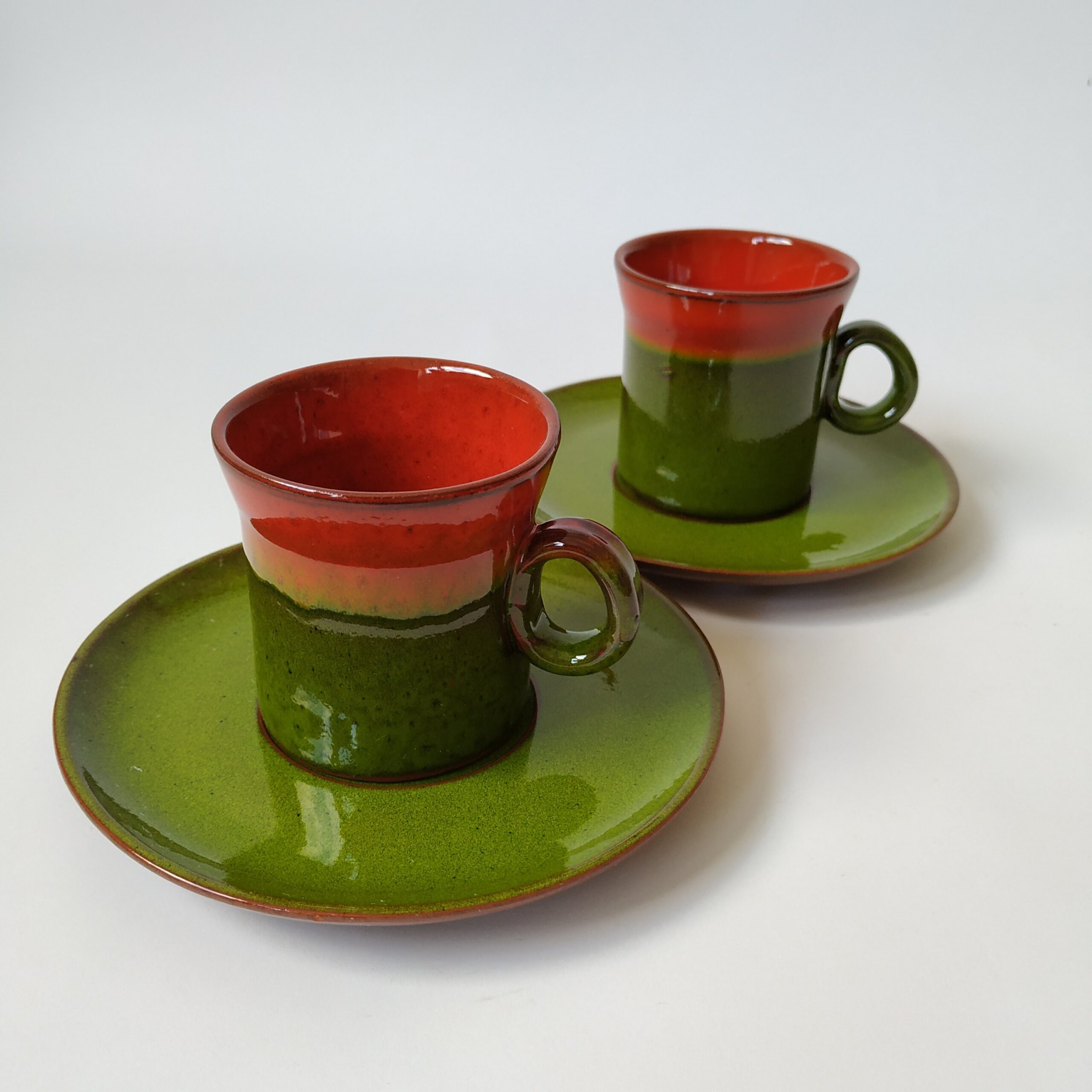 Vintage espressokopjes met schotel in een mooie kleur groen met rood/oranje