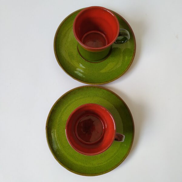 Vintage espressokopjes met schotel in een mooie kleur groen met rood/oranje