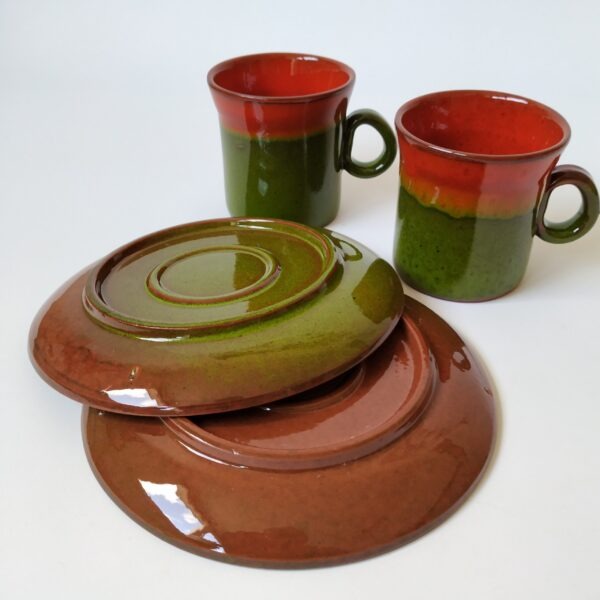 Vintage espressokopjes met schotel in een mooie kleur groen met rood/oranje