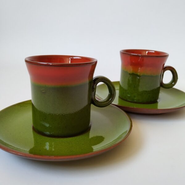 Vintage espressokopjes met schotel in een mooie kleur groen met rood/oranje