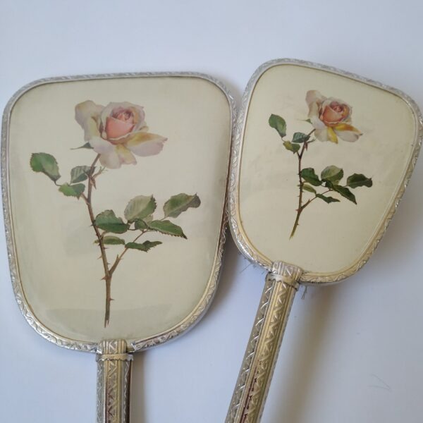 Vintage handspiegel en borstel met afbeelding van een roos