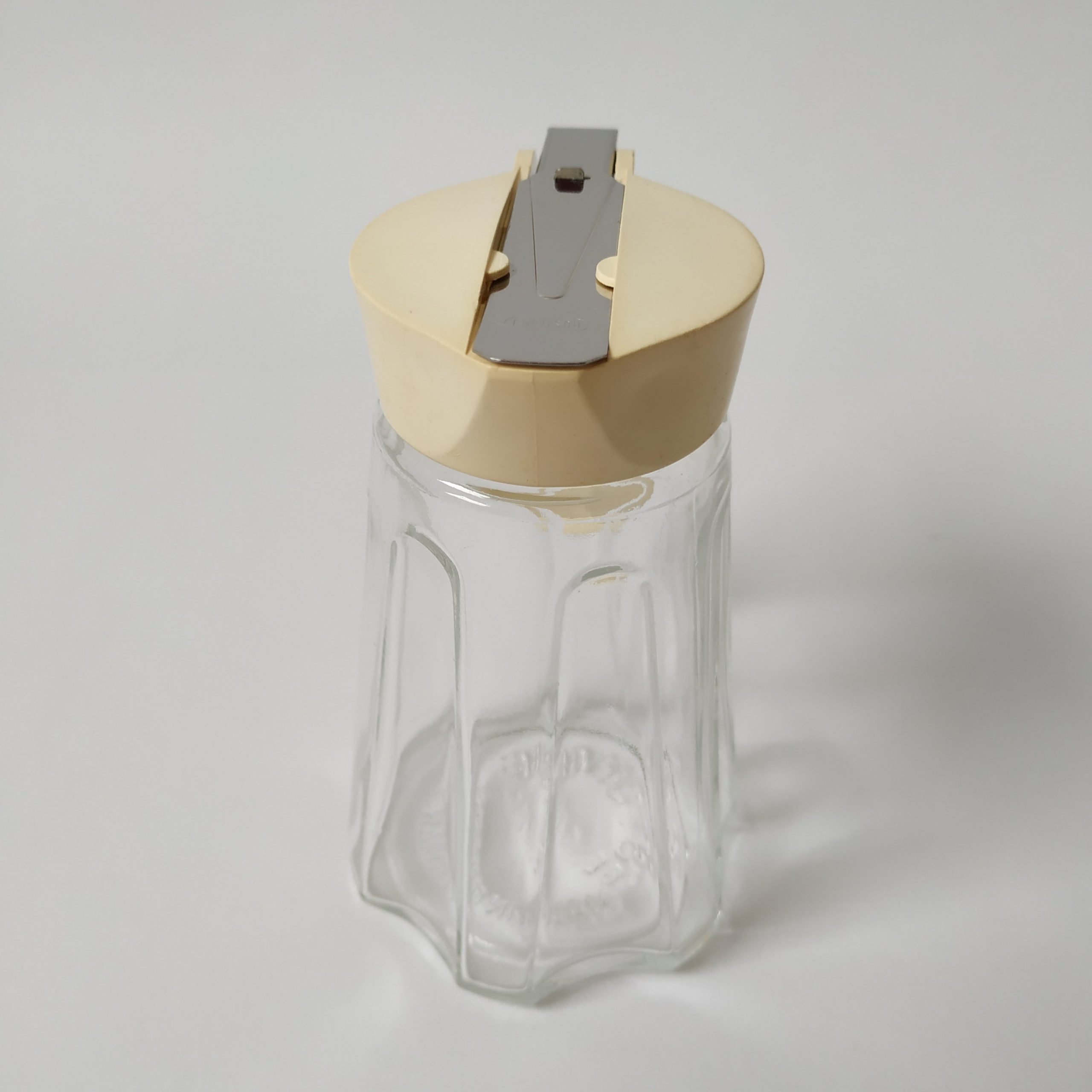 Suikerpot Stoha van glas met kunststof deksel – hooge 11,5 cm (2)