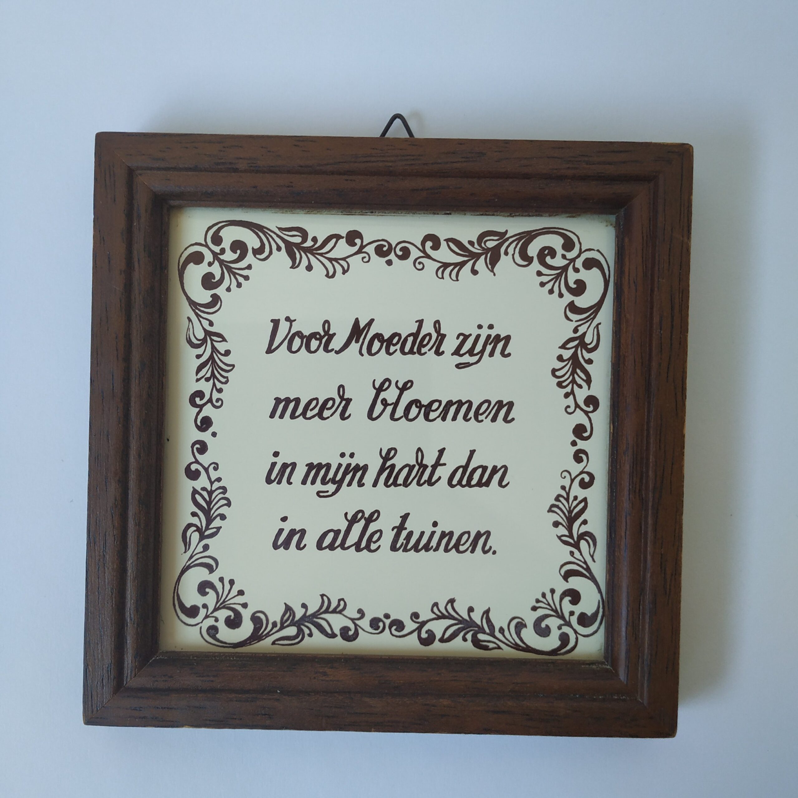 Vintage wandtegel met tekst in houten lijst met mogelijkheid om op te hangen