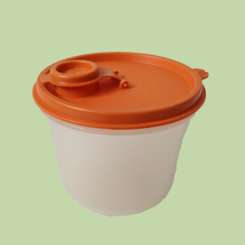 Vintage bakje met een goed sluitende oranje deksel met schenker van Tupperware