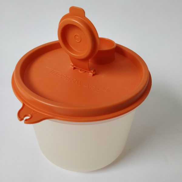 Vintage bakje met een goed sluitende oranje deksel met schenker van Tupperware.