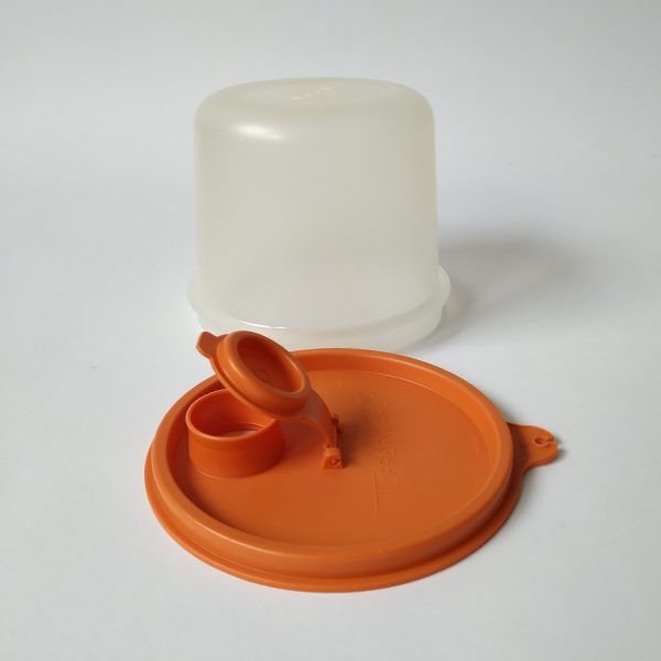 Vintage bakje met een goed sluitende oranje deksel met schenker van Tupperware.