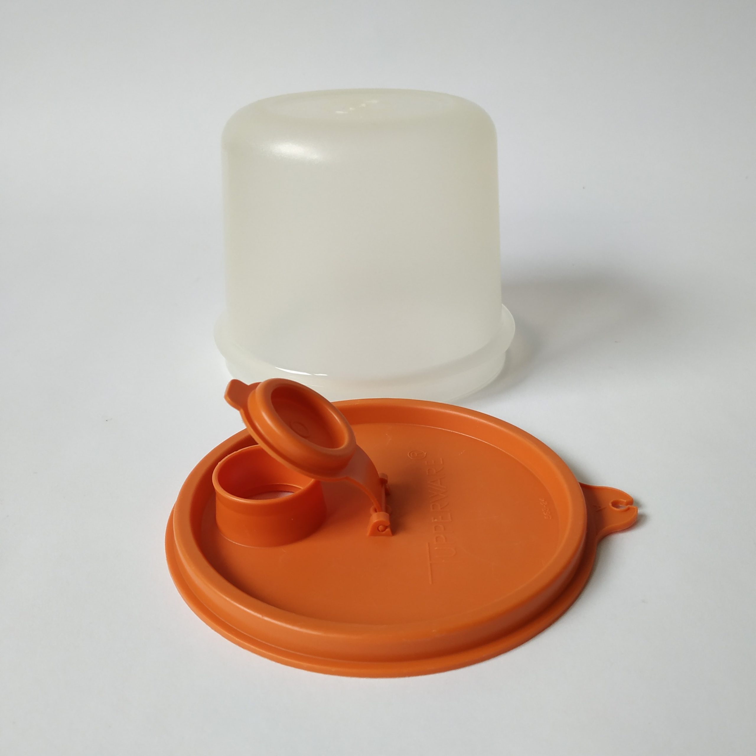 Bakje Tupperware met oranje deksel-schenker – inhoud 550 ml – diameter 11,5 cm – hoogte 10 cm (3)
