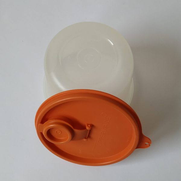 Vintage bakje met een goed sluitende oranje deksel met schenker van Tupperware.