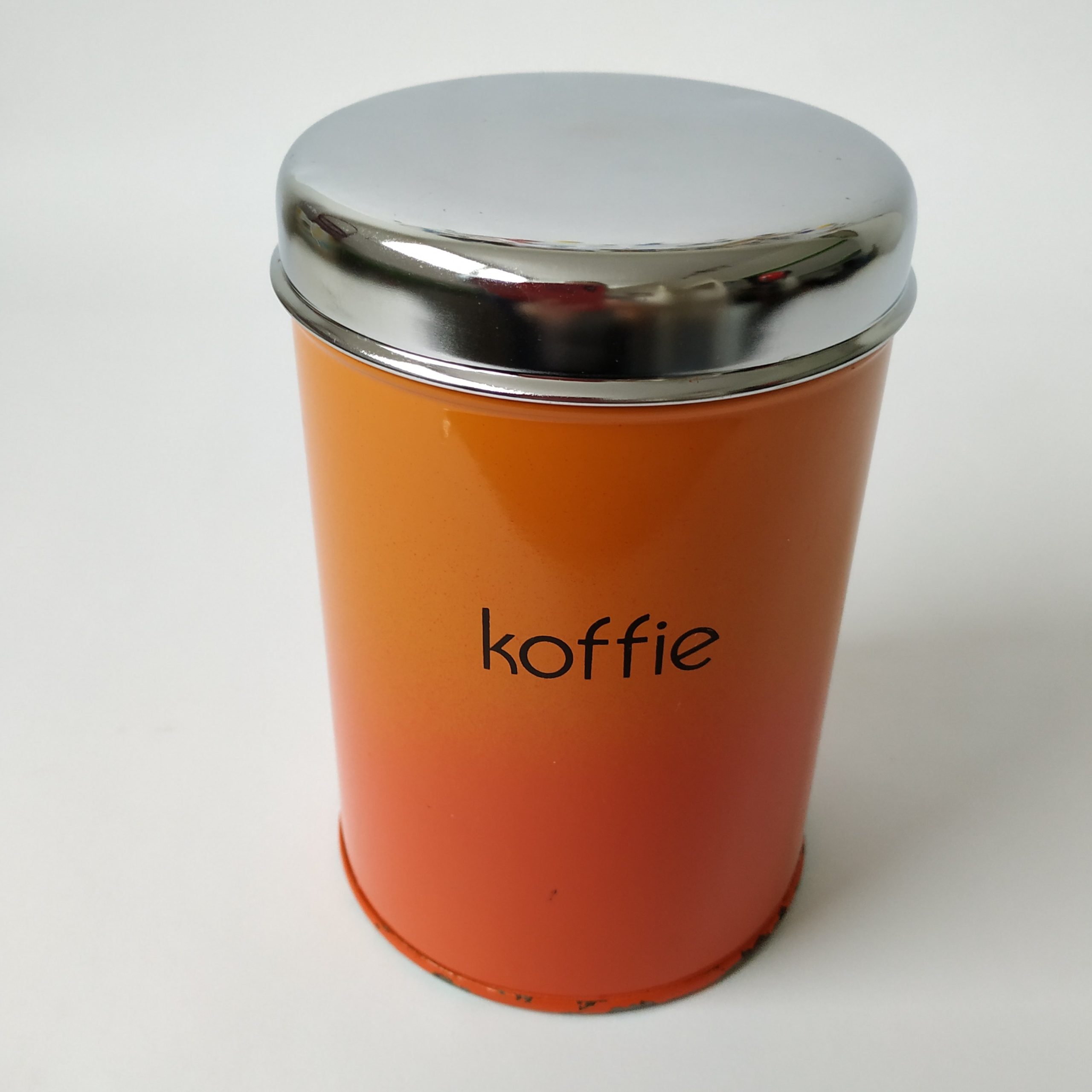 Blik Koffie met chromen deksel in de kleur oranje – hoogte 16,5 cm – diameter 11 cm (1)