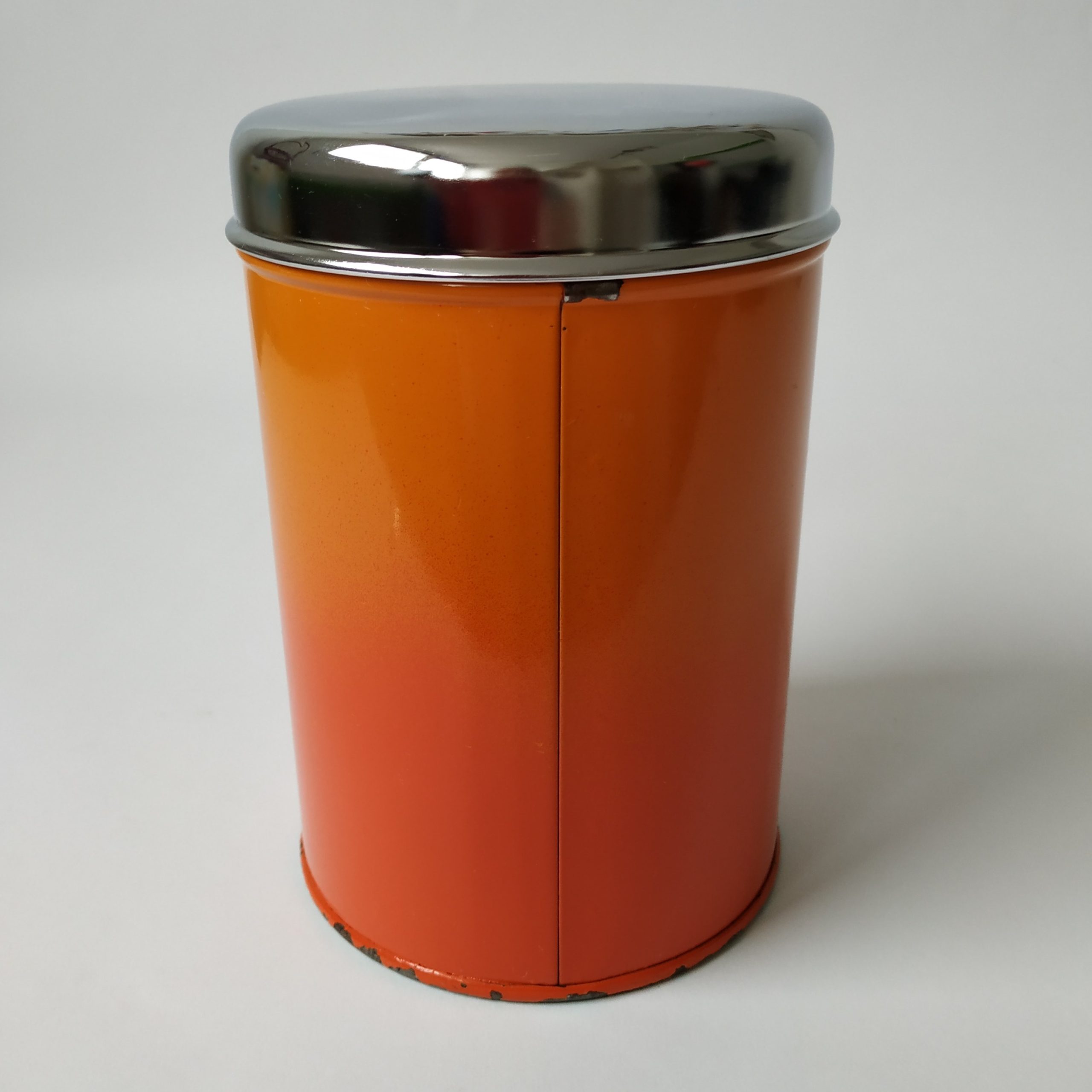Blik Koffie met chromen deksel in de kleur oranje – hoogte 16,5 cm – diameter 11 cm (2)