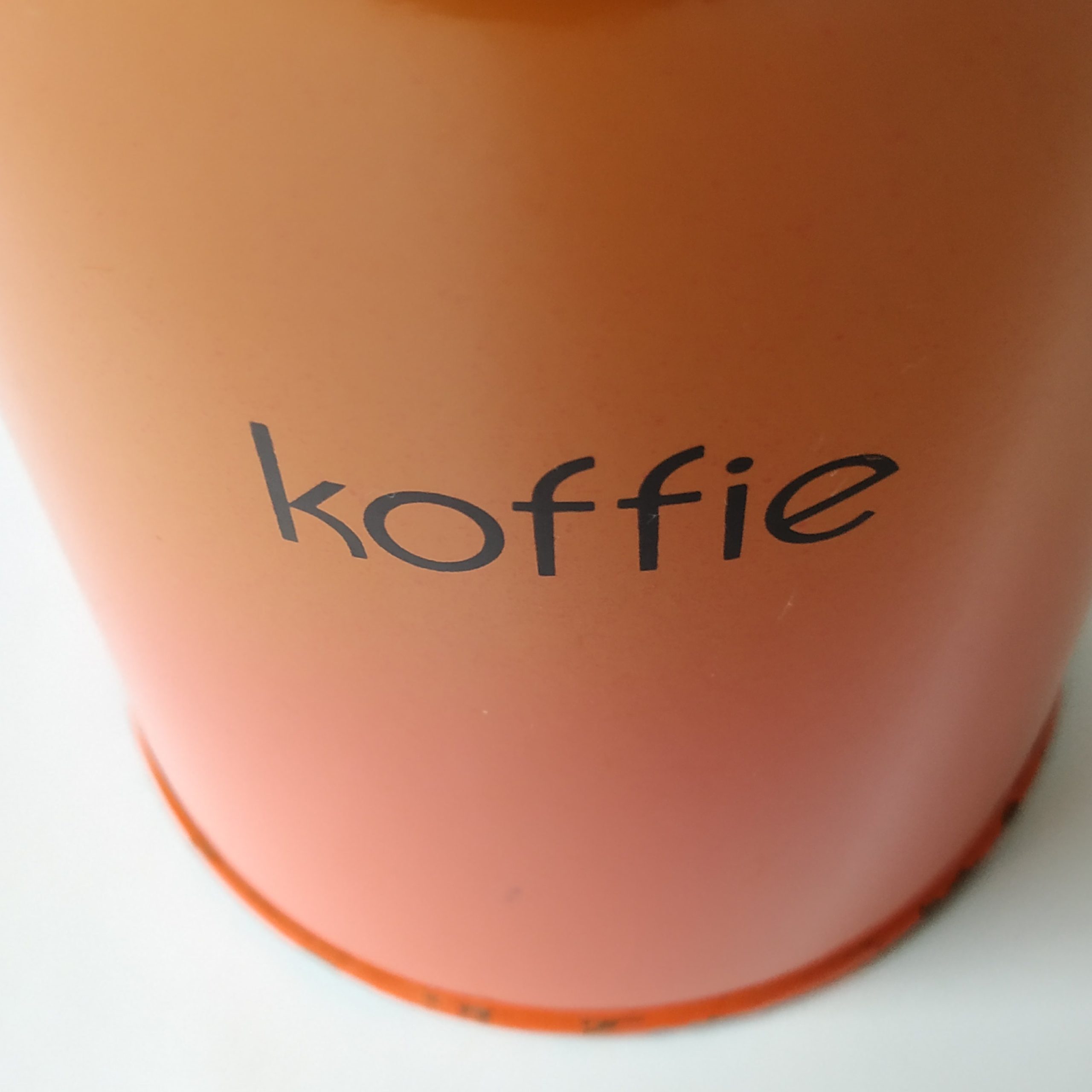 Blik Koffie met chromen deksel in de kleur oranje – hoogte 16,5 cm – diameter 11 cm (3)