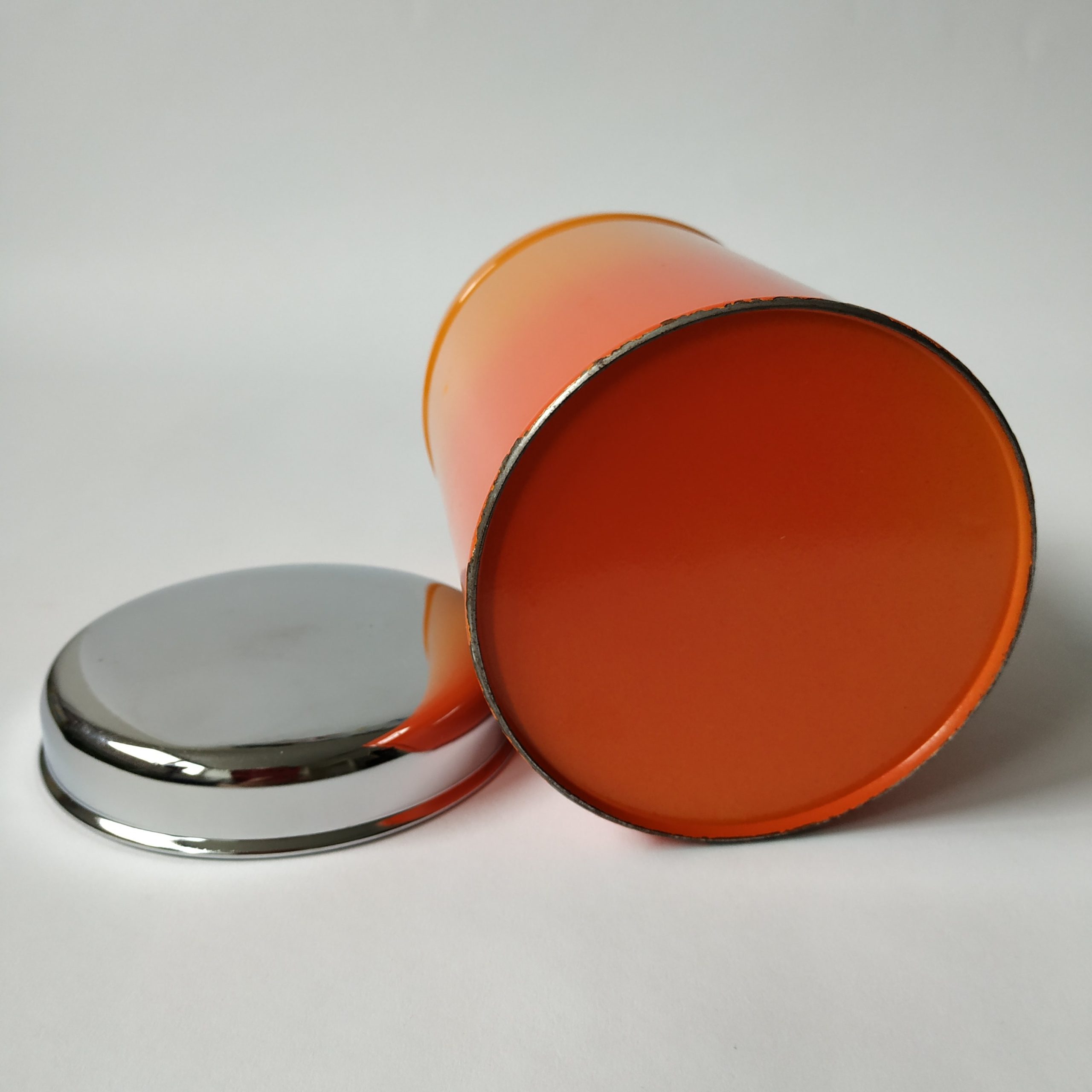 Blik Koffie met chromen deksel in de kleur oranje – hoogte 16,5 cm – diameter 11 cm (5)